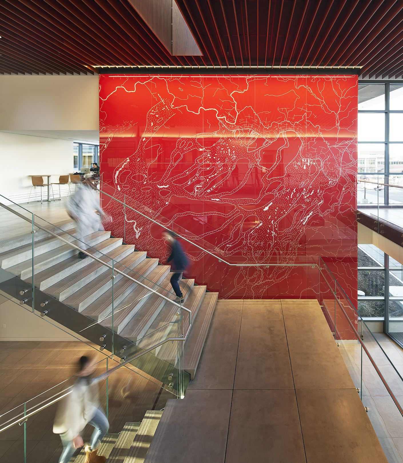 红色玻璃特征墙，带有局部地形的抽象地图