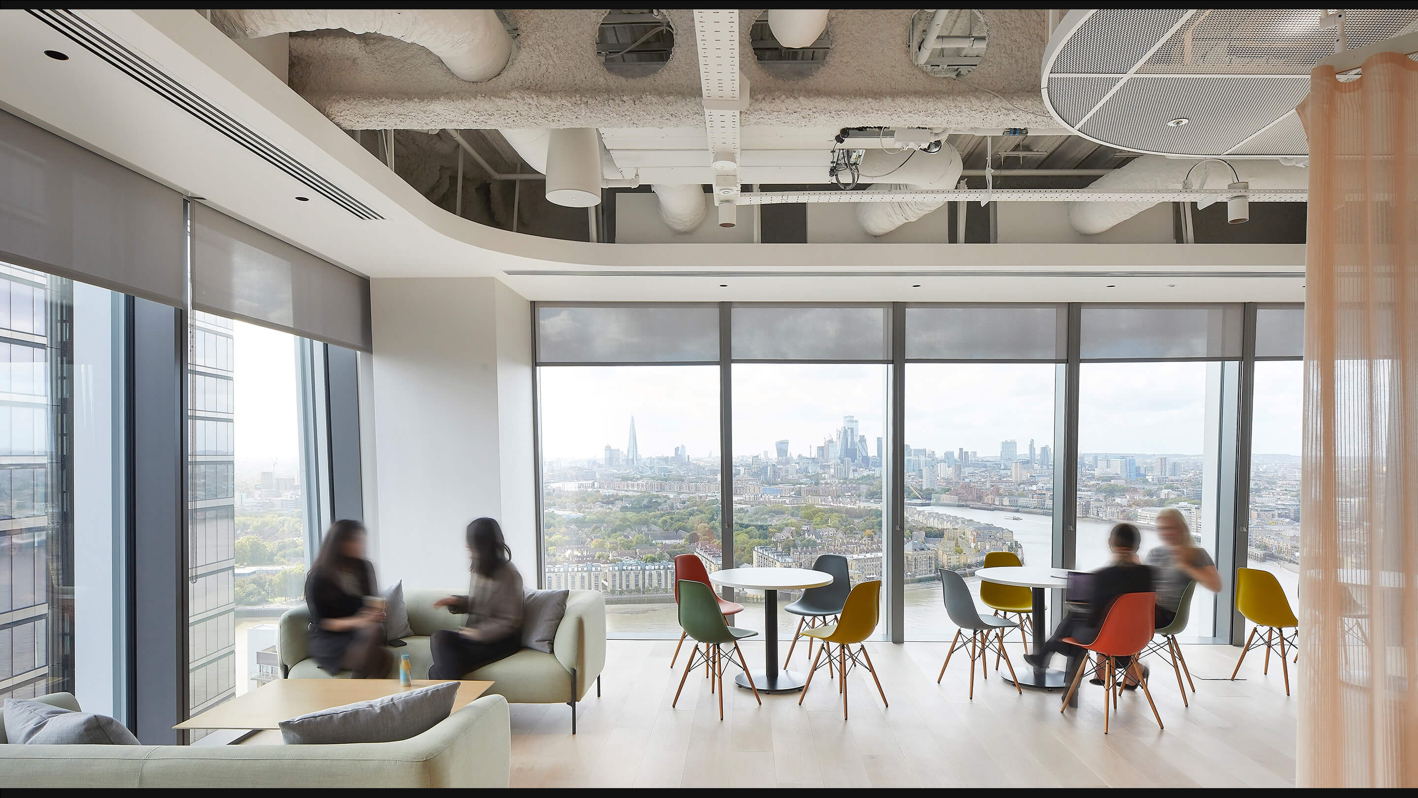 Each space has its own unique identity and offers flexibility for different working styles and the various events that the EBRD hosts. For example, this seating area by the café on level 24 allows for solitary work or informal collaboration. (Photo Source: EBRD)
