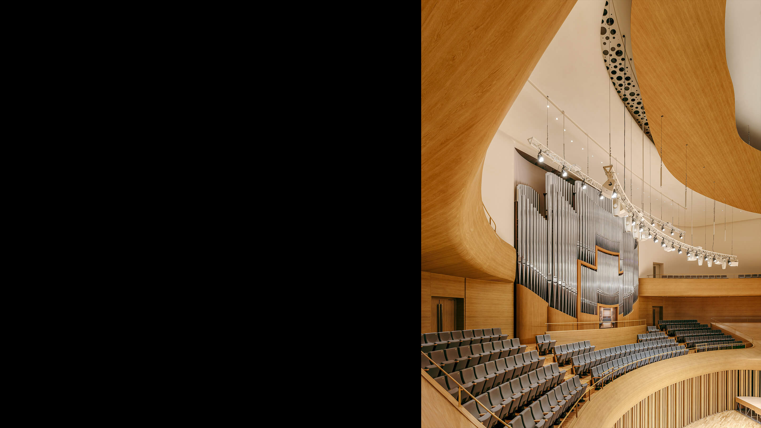 Concert hall pipe organ