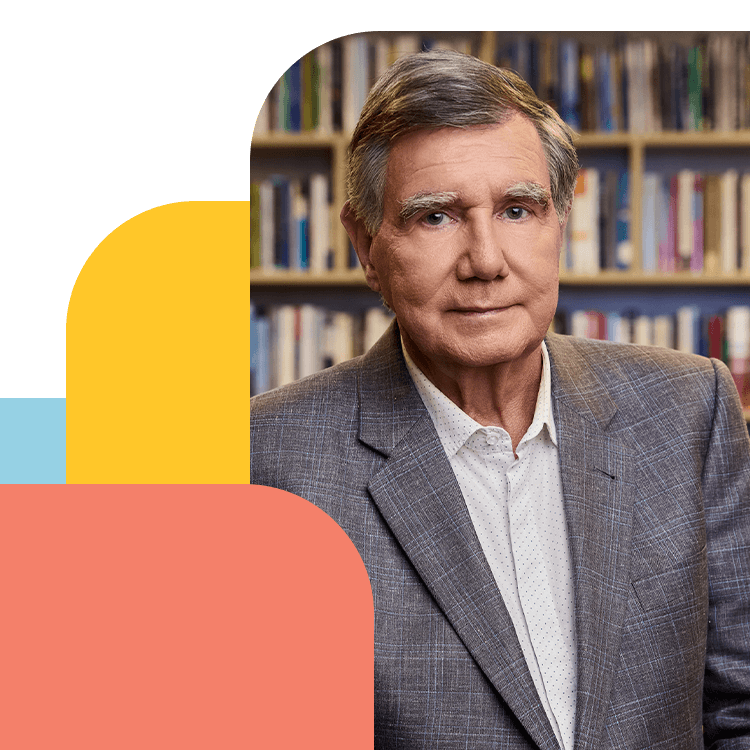 Portrait of José Luiz in a library.