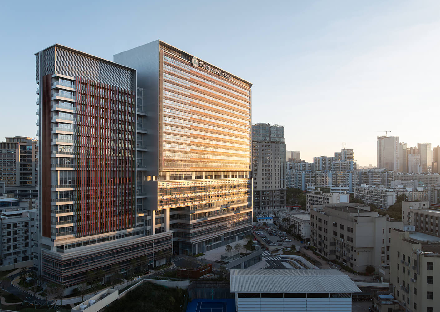 Modern skyscraper in urban cityscape at sunset, highlighting architecture and city life.